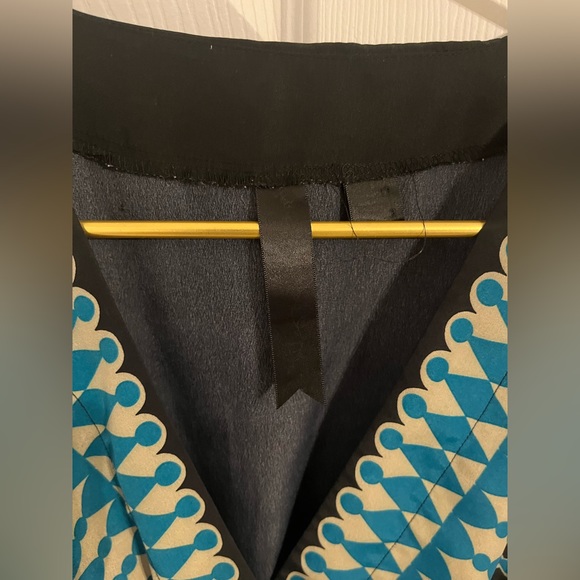 Black top with V neck pattern and elastic waist - Picture 3 of 4